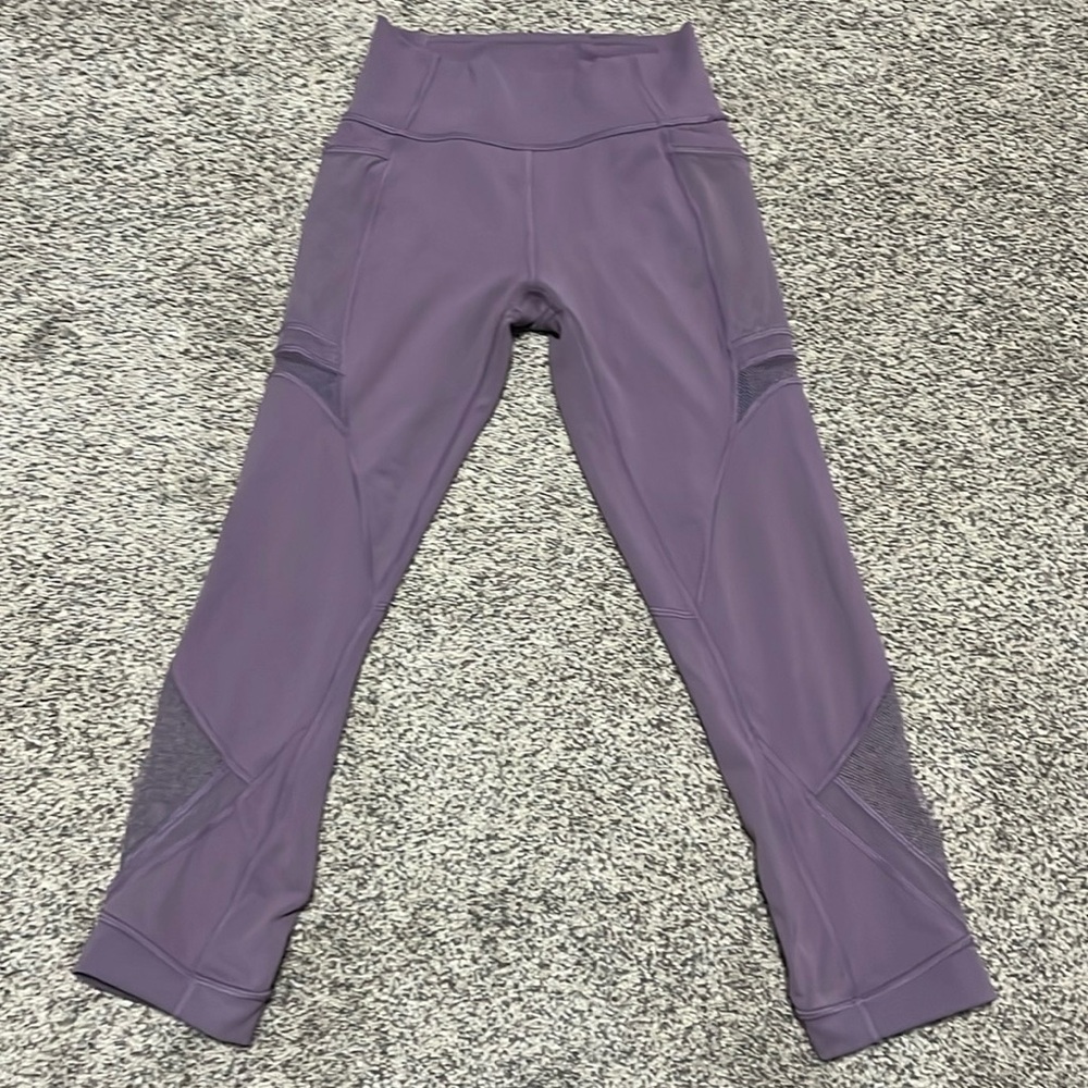 Lululemon Athletica cropped leggings. Women’s size 4.
